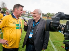 Die Pausen nutzte Moderator Gert Zimmermann, um die Spieler zu interviewen. Hier mit Hans-Jürgen &gt;&gt;Dixie&lt;&lt; Dörner (l.) ehemaliger Spieler von SG Dynamo Dresden.