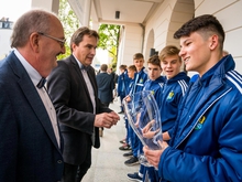 Pokal für die Sieger: Rektor Hilmer und Oberbürgermeister Schreiber gratulierten dem Chemnitzer FC zu ihrem Sieg.